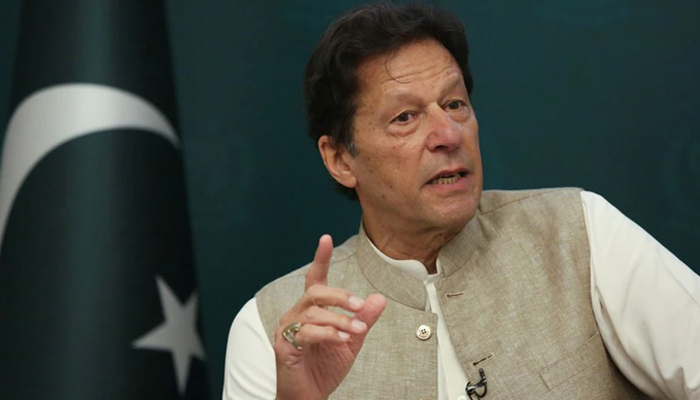 پاکستان کے وزیر اعظم عمران خان 4 جون 2021 کو اسلام آباد، پاکستان میں رائٹرز کے ساتھ ایک انٹرویو کے دوران گفتگو کر رہے ہیں۔ — رائٹرز/فائل