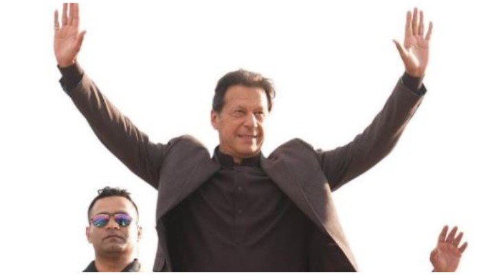 وزیر اعظم عمران خان اتوار 6 مارچ 2022 کو میلسی میں عوامی ریلی کے شرکاء کو ہاتھ ہلا رہے ہیں۔ تصویر: Instagram/ @imrankhan.pti