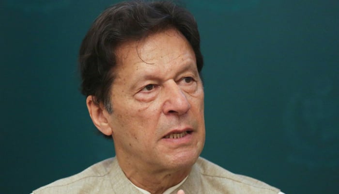 وزیر اعظم عمران خان 4 جون 2021 کو اسلام آباد، پاکستان میں رائٹرز کے ساتھ ایک انٹرویو کے دوران گفتگو کر رہے ہیں۔ — رائٹرز