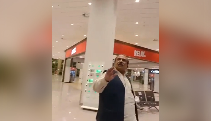 MQM-P Deputy Convener Kanwar Naveed Jameel can be seen speaking to PTI workers at Islamabad airport, on March 30, 2022. — Twitter/@NKMalazai