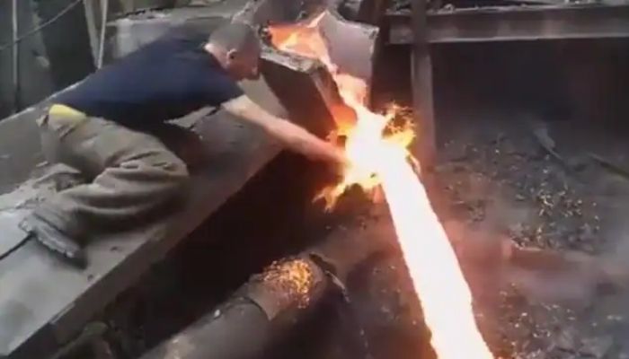 Armenian steelworker named Arkady Mgdsyan slaps hot molten metal.—Screengrab from Twitter video/@gunsnrosesgirl3