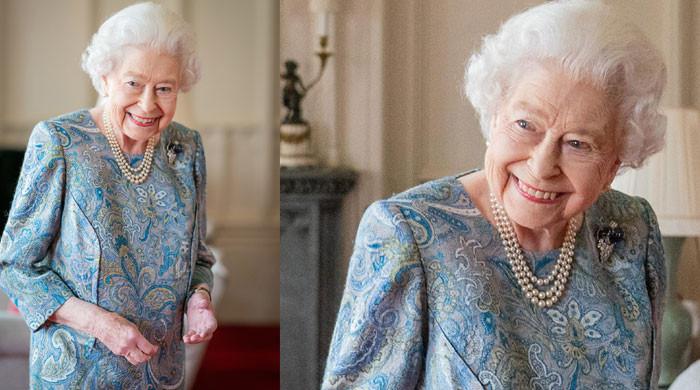 Queen responds to Prince Harry in style, flaunts her smile during ...