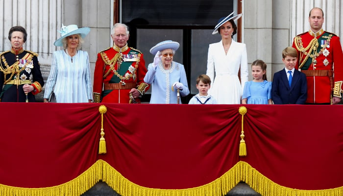 Senior royals join the Queen on Buckingham Palace balcony for Jubilee flypast