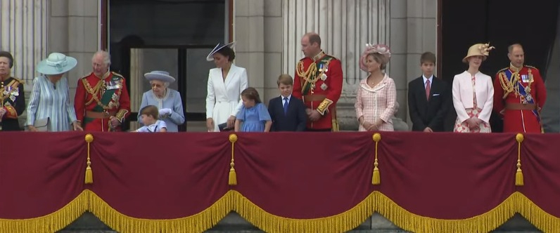 Senior royals join the Queen on Buckingham Palace balcony for Jubilee flypast