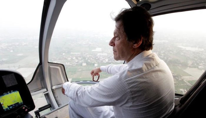 عمران خان سخت سیکیورٹی میں ہیلی کاپٹر لے کر بنی گالہ پہنچ گئے۔