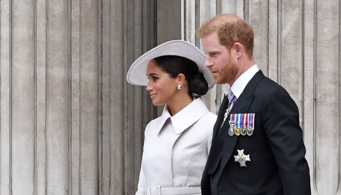 Meghan lifts up Harry with wise words over becoming second row royals: Lip reader