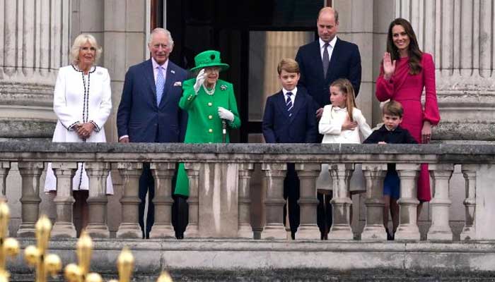 Queen taught Prince Charles, William and George vital royal lesson with balcony move, says expert