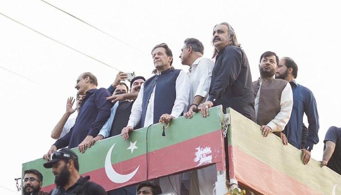 عمران خان اسلام آباد کے پریڈ گراؤنڈ پہنچ گئے۔