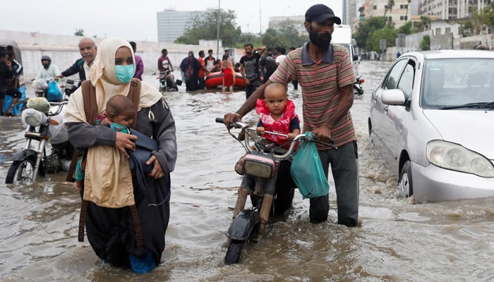 موسلا دھار بارش نے عیدالاضحیٰ کو برباد کر دیا، کراچی کے کئی علاقے ڈوب گئے۔