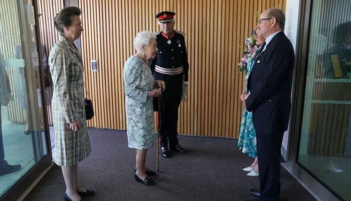 Queen Elizabeth In Good Spirits As She Pays Surprise Visit To Hospice 