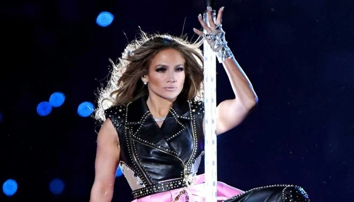 Jennifer Lopez leaves fans in awe with her sizzling pics