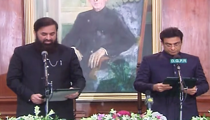 Governor Punjab Baligh Ur Rehman  (left) administers oath to PML-N leader Hamza Shahbaz in Lahore, on July 23, 2022. — YouTube/PTVNewsLive