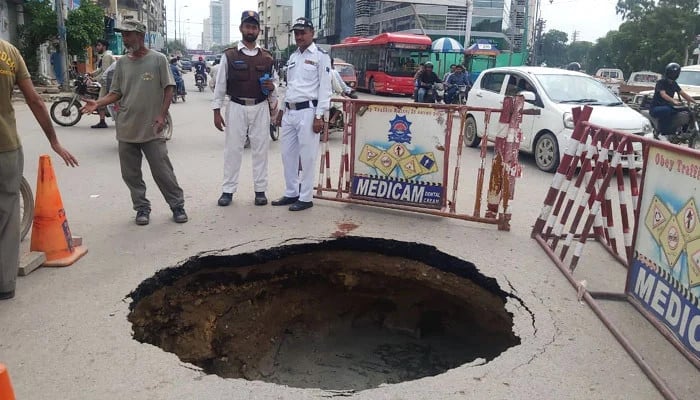 WATCH: Huge sinkhole forms at Shaheen Complex roundabout in Karachi