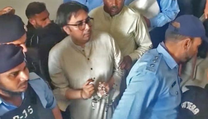 اڈیالہ جیل نے گھنٹوں کے ڈرامے کے بعد شہباز گل کو اسلام آباد پولیس کے حوالے کر دیا۔