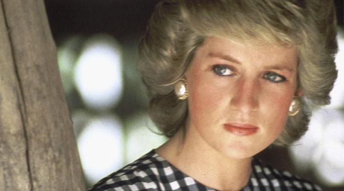 Princess Diana on X: I'm not a gold digger. Broke men just turn me off.  💁🏻  / X