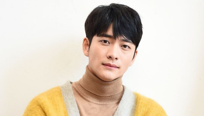 Kang Tae Oh reveals the date for his military enlistment during an online meeting session