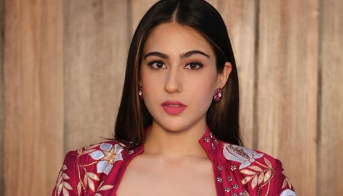 Sara Ali Khan happily dances with hairstylist in new video