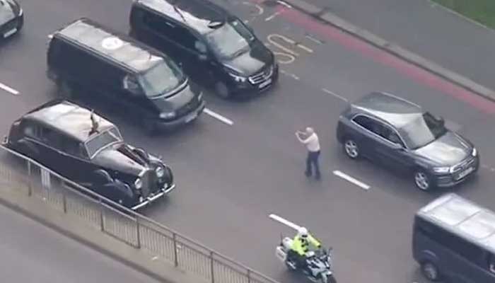 King Charles security officers react to danger during monarchs motorcade: Video