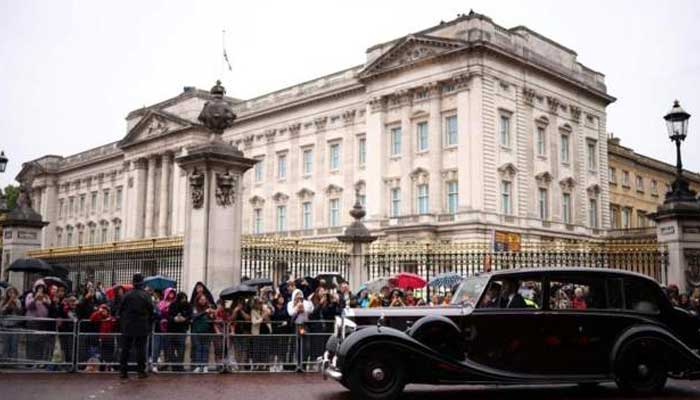 Queen Elizabeth coffin arrives in London amid tears and tributes