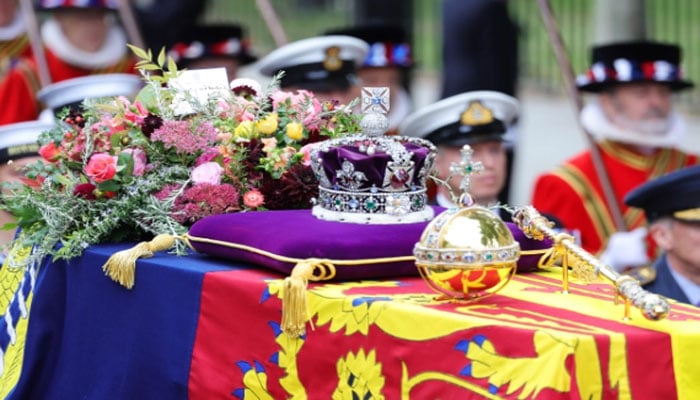 Wreath on Queen’s coffin has flower from monarch’s wedding bouquet