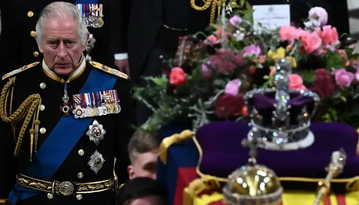 King Charles leaves handwritten letter on Queens coffin