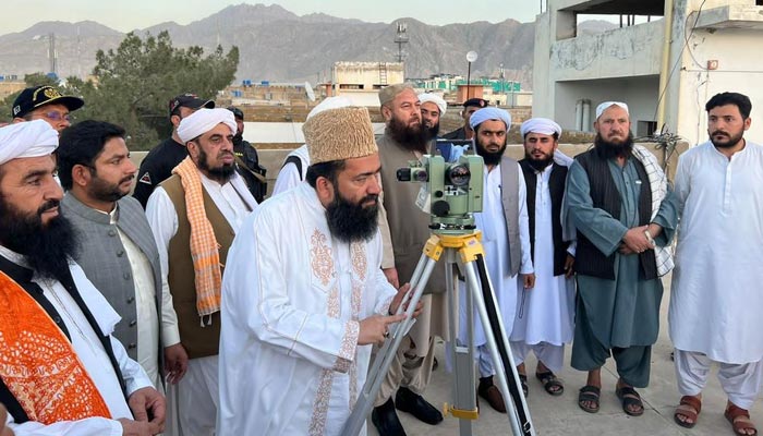 Chairman Central Ruet-e-Hilal Committee, Maulana Abdul Khabir Azad, sighting the Muharram moon, on the rooftop of Deputy Commissioners office, Quetta, September 26, 2022. — Twitter/File