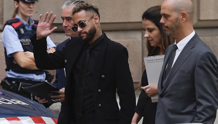 Paris Saint-Germains Brazilian forward Neymar (L) gestures as he arrives at the courthouse in Barcelona on October 17, 2022. — AFP