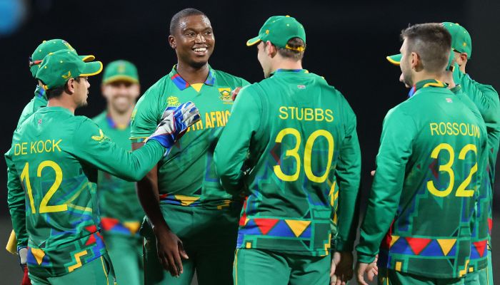 South Africas Lungi Ngidi (C) celebrates the wicket of Zimbabwe´s Sikandar Raza with teammates during the ICC men´s Twenty20 World Cup 2022 cricket match between South Africa and Zimbabwe at Bellerive Oval in Hobart on October 24, 2022.— AFP