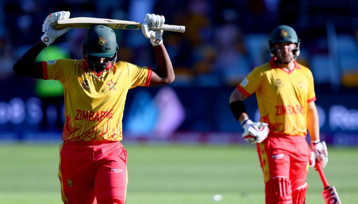 Zimbabwe´s Richard Ngarava (L) reacts after his dismissal during the ICC men´s Twenty20 World Cup 2022 cricket match between Bangladesh and Zimbabwe at The Gabba on October 30, 2022 in Brisbane.— AFP