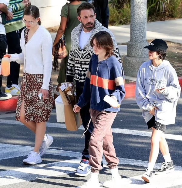 Ben Affleck Heads To Farmers Market With His Kids & Stepchild