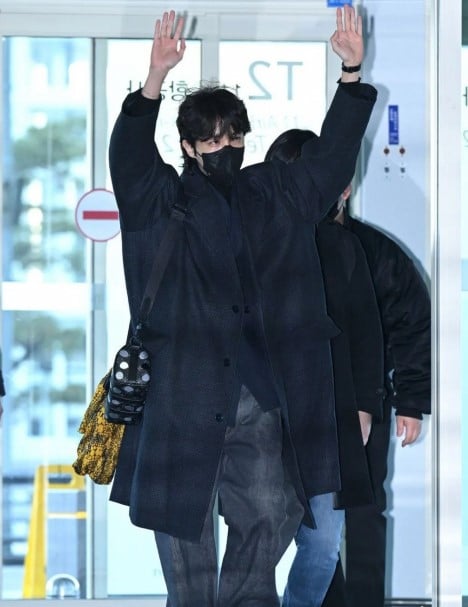 BTS' J-Hope dances at airport as he leaves for New Year's Rockin Eve ...