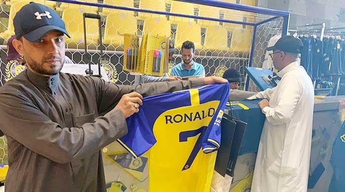 Cristiano Ronaldo transfer sparks influx of Al-Nassr shirt sales as fans  flock to store - Mirror Online