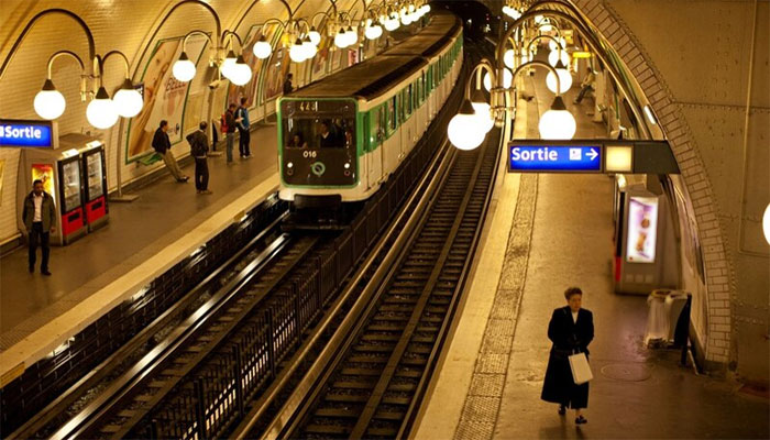 Meet authorized buskers at Paris metro spot