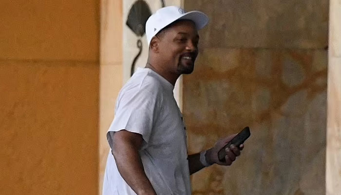 Will Smith all smiles amid Eddie Murphy roast at Golden Globes