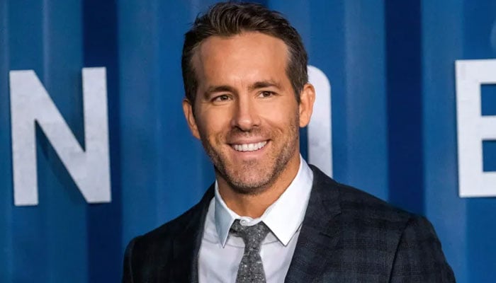 Ryan Reynolds makes surprise appearance at Toronto restaurant