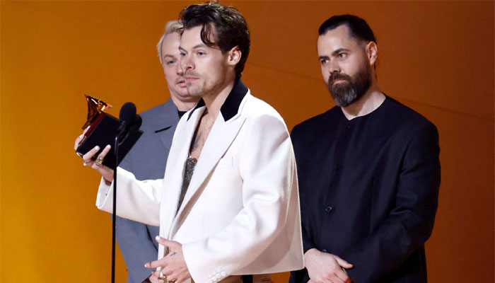 Grammys red carpet: bold colors, basic black, bling