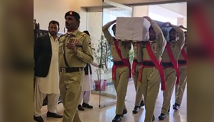 سابق صدر پرویز مشرف کی آخری رسومات 7 فروری 2023 کو کراچی میں ادا کی جا رہی ہیں، یہ اب بھی ایک ویڈیو سے لی گئی ہے۔  — Geo.tv/افضل ندیم ڈوگر