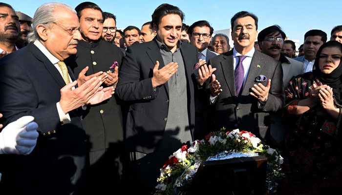 FM Bilawal and other PPP leaders pray after laying flowers at the memorial of the Unsung Heroes of Democracy in Pakistan in front of the Parliaments lawn on February 13, 2023. — APP