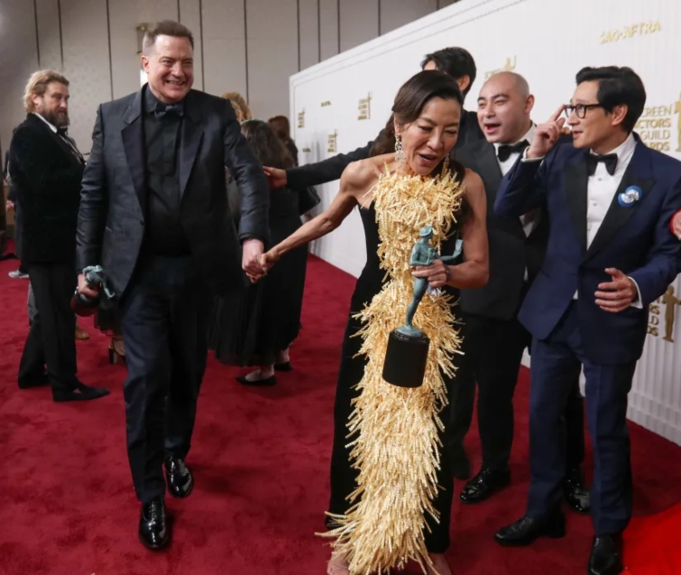 ‘Everything Everywhere All At Once’ cast pose with Brendan Fraser at 2023 SAG Awards