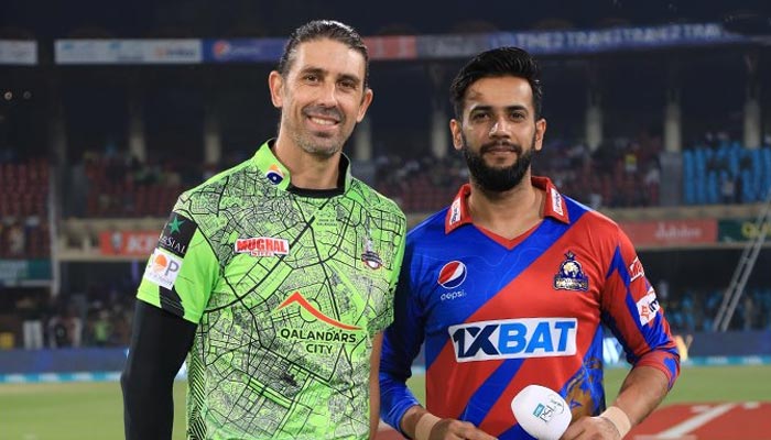 Lahore Qalandars interim skipper David Wiese (left) poses for the camera along with Karachi Kings captain Imad Wasim ahead of the toss for the 30th fixture of the ongoing eighth season of the Pakistan Super League (PSL) at the Gaddafi Stadium in Lahore on March 12, 2023. — Twitter/@thePSLt20