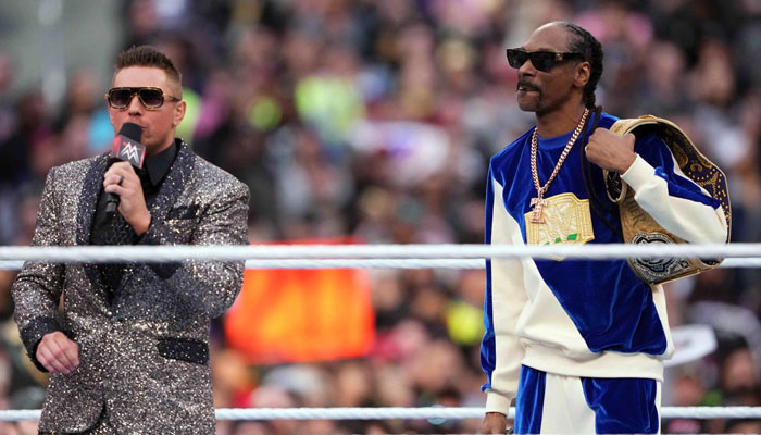 Snoop Dogg saves Wrestlemania, does Peoples Elbow