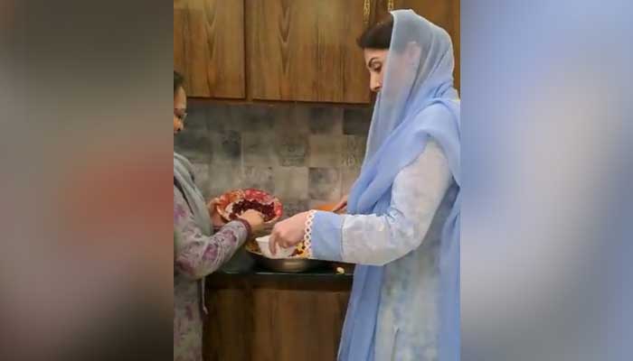 PML-N Senior Vice-President and Chief Organiser Maryam Nawaz can be seen preparing iftar, on April 5, 2023. — Twitter/@MaryamNSharif