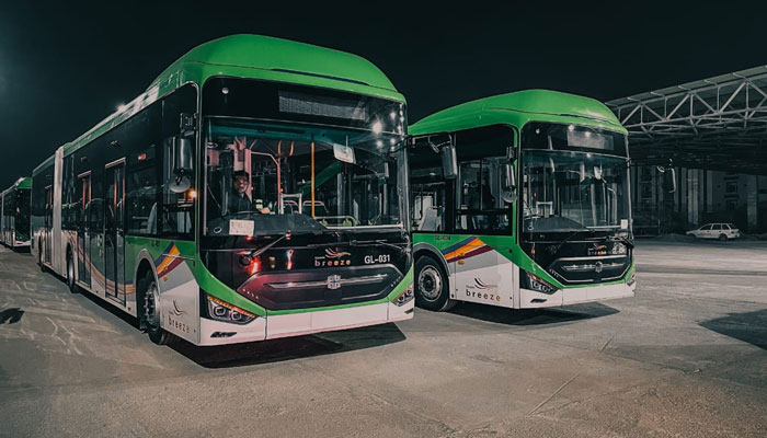 Green Line BRT extends timings for late night Eid shoppers in Karachi. Twitter/PTIOfficial