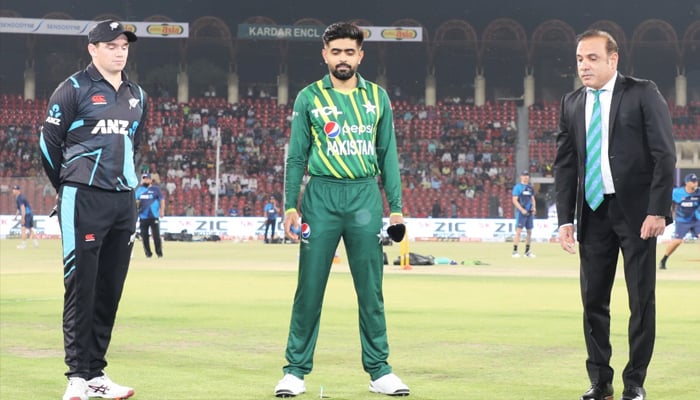 Babar Azam (centre) stands with New Zealand skipper Tom Latham (left) during the toss at the Gaddafi Stadium in Lahore, on April 15, 2023. — Twitter/TheRealPCB