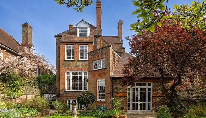 Taylor Swift, Joe Alwyns £8.3M mansion purchase foiled by breakup.