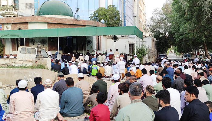Believers during Eid ul Fitr prayers in Karachis Gulistan-e-Jauhar area, on April 22, 2023. — Geo.tv