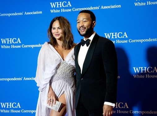 Chrissy Teigen, John Legend exude couple goals at White House dinner