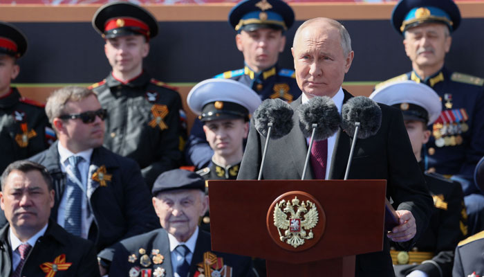 روسی صدر ولادیمیر پوٹن 9 مئی 2023 کو وسطی ماسکو کے ریڈ اسکوائر پر یوم فتح کی فوجی پریڈ کے دوران تقریر کر رہے ہیں۔ — اے ایف پی