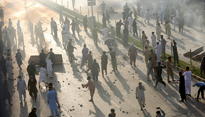 9 مئی 2023 کو پشاور میں سابق وزیراعظم عمران خان کے حامی ان کی گرفتاری کے خلاف احتجاج میں شریک ہیں۔ - رائٹرز