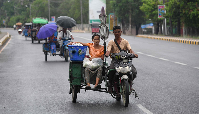 People evacuate in Sittwe in Myanmar´s Rakhine state on May 13, 2023, ahead of the landfall of Cyclone Mocha. Cyclone Mocha is expected to make landfall on May 14 between Cox´s Bazar in Bangladesh, where nearly one million Rohingya refugees live in camps largely made up of flimsy shelters, and Sittwe on Myanmar´s western Rakhine coast.—AFP